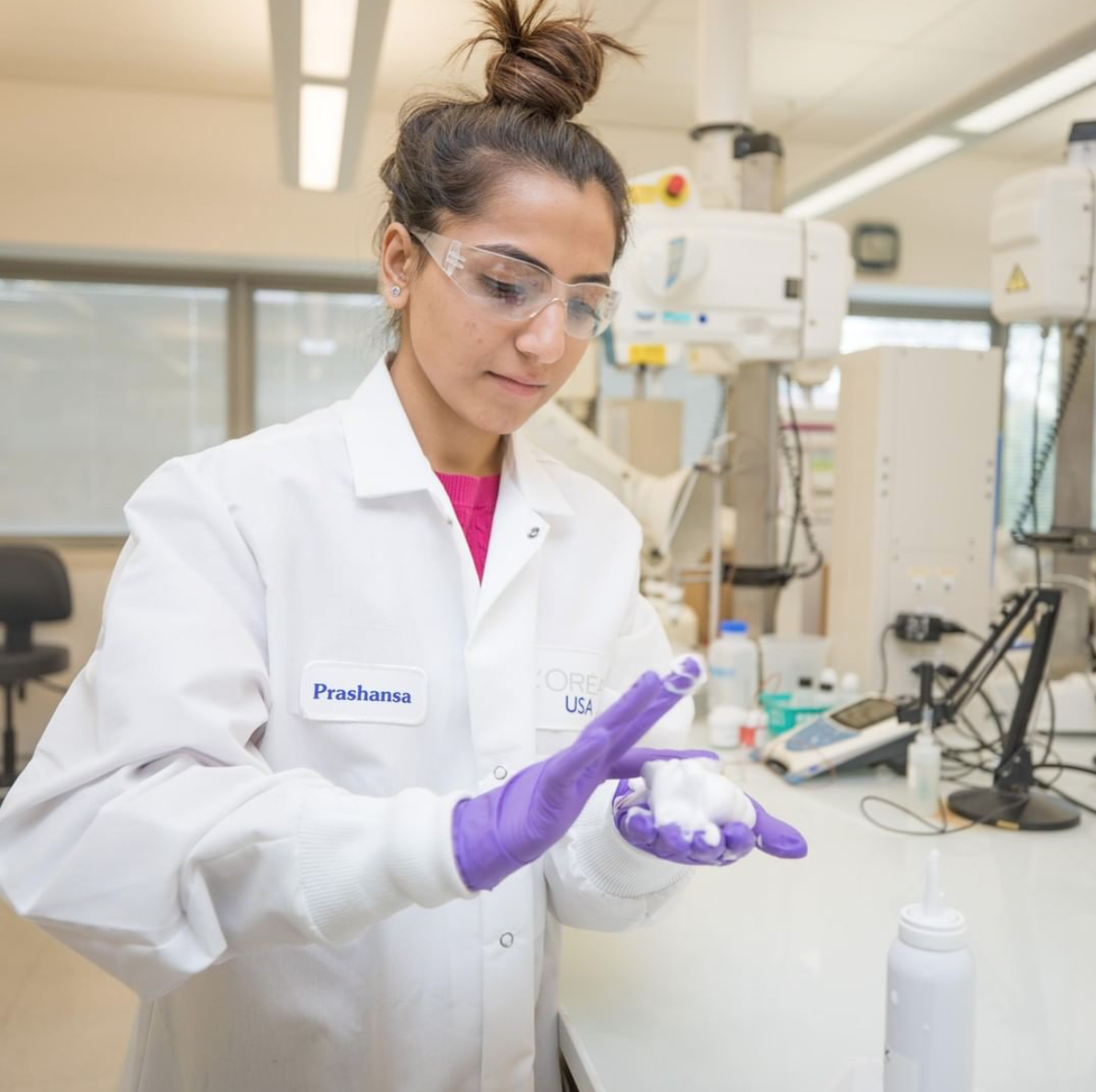 Prashansa Desai testing hair mousse in the lab.