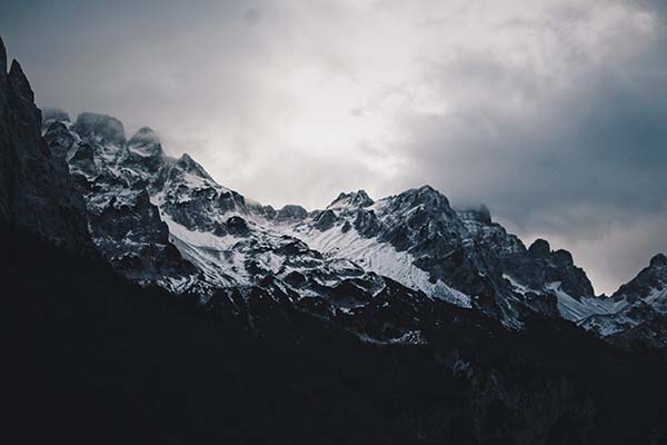 Landscape photo by Dasia Aldarondo - Image shows snow capped mountains