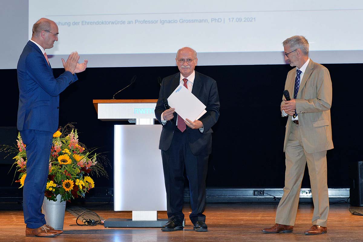 RWTH Honorary Doctor Ignacio Grossmann (center) with Rector Ulrich Rüdiger (left) and Chairman of the Senate Stefan Kowalewski (right).
