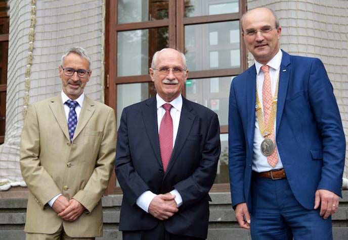 RWTH Honorary Doctor Ignacio Grossmann (center) with Rector Ulrich Rüdiger (right) and Chairman of the Senate Stefan Kowalewski (left).